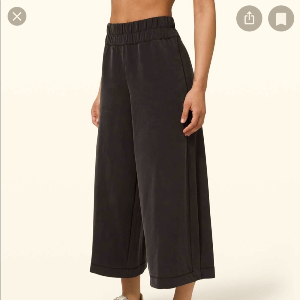 BNWOT  Lululemon Seek Softness Mid Rise Crop
